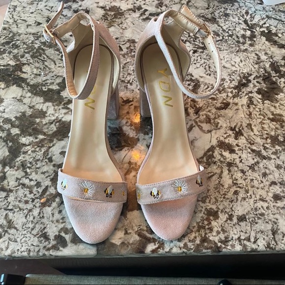 New shoes , never wear large size - Picture 2 of 6